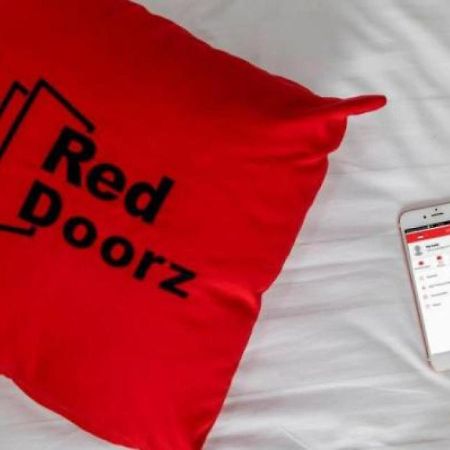 Reddoorz Near Rs Cikini Джакарта Экстерьер фото